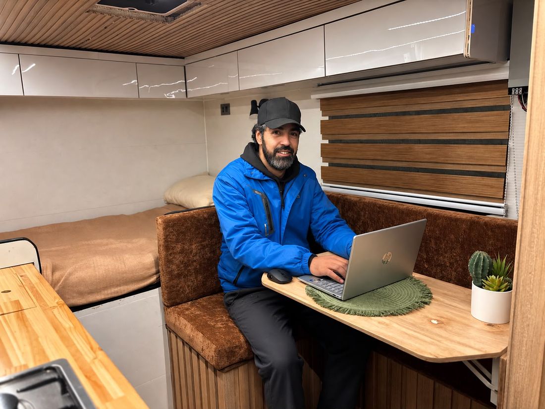 Facundo Flores, encargado de taller de Patagonia Camper, trabajando en el interior de una camper
