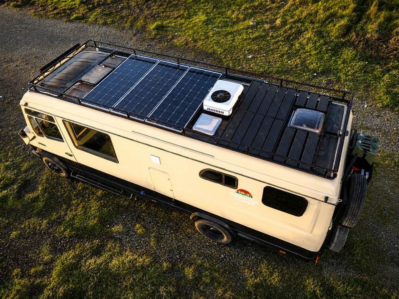Motorhome camperizado, vista aérea con paneles solares