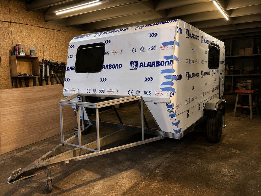 Caravana mediana en fabricación, carrocería de aluminio