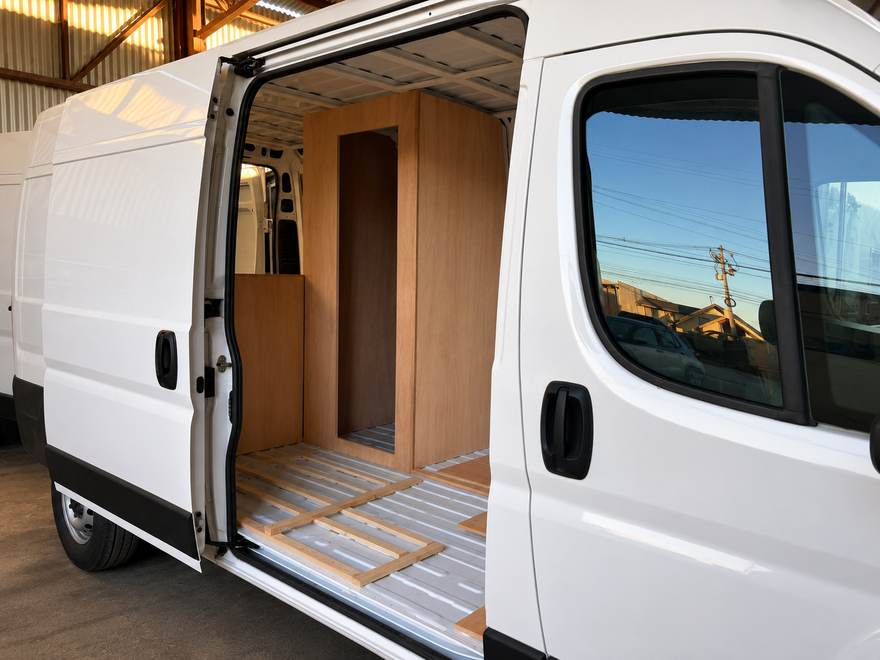 Camperización de furgón, instalación de mueblería de madera